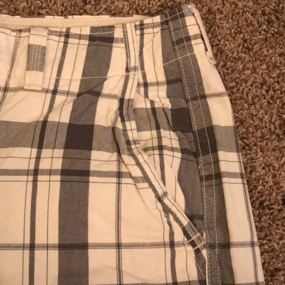 American Eagle Mens Plaid White Gray Longer Length Shorts - Picture 4 of 7